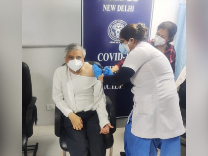 AIIMS Director Randeep Singh Guleria takes 'precautionary dose' of COVID-19 vaccine | AIIMS Director Randeep Singh Guleria takes 'precautionary dose' of COVID-19 vaccine