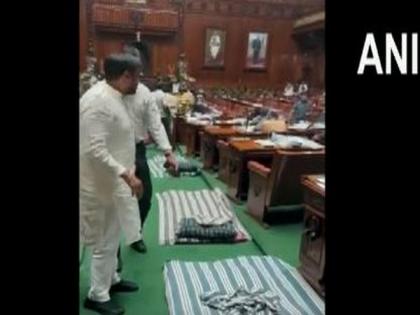 Congress MLAs protest in Karnataka Assembly over Eshwarappa's saffron flag remark | Congress MLAs protest in Karnataka Assembly over Eshwarappa's saffron flag remark