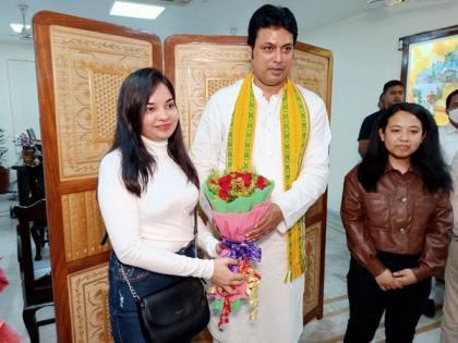 Two Tripura students reach home from Ukraine, CM felicitates them | Two Tripura students reach home from Ukraine, CM felicitates them