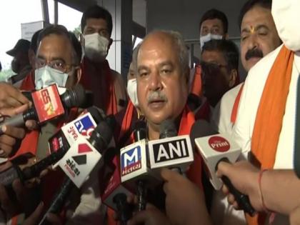 Narendra Singh Tomar reaches Gujarat, set to discuss probable candidates for CM's post | Narendra Singh Tomar reaches Gujarat, set to discuss probable candidates for CM's post