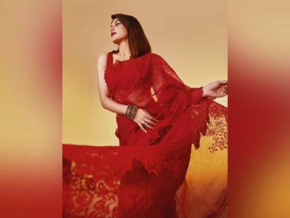 Jacqueline Fernandez dons stunning ruby red saree for 'Bhoot Police' promo | Jacqueline Fernandez dons stunning ruby red saree for 'Bhoot Police' promo