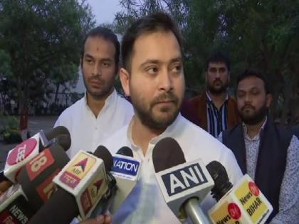 RJD's Tejashwi, Tej Pratap distribute protective masks in Patna | RJD's Tejashwi, Tej Pratap distribute protective masks in Patna RJD's Tejashwi, Tej Pratap distribute protective masks in Patna | RJD's Tejashwi, Tej Pratap distribute protective masks in Patna