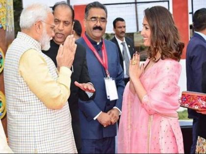 PM Modi receives warm welcome from Yami Gautam at Rising Himachal Global Investors' Meet 2019 | PM Modi receives warm welcome from Yami Gautam at Rising Himachal Global Investors' Meet 2019