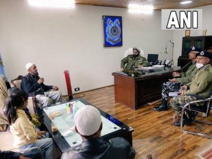 CRPF official meets family of jawan shot dead by militants in J-K's Shopian | CRPF official meets family of jawan shot dead by militants in J-K's Shopian