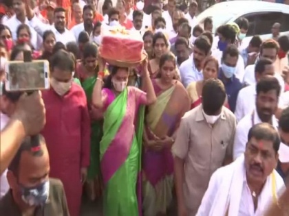 Telangana: TRS leader Kavitha participates in Hanuman chalisa parayanam at Kodangattu | Telangana: TRS leader Kavitha participates in Hanuman chalisa parayanam at Kodangattu