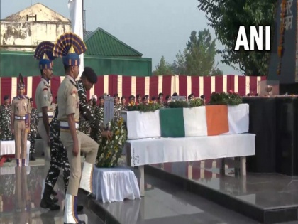 Pulwama terror attack: Security officials lay wreath on mortal remains of CRPF personnel ASI Vinod Kumar | Pulwama terror attack: Security officials lay wreath on mortal remains of CRPF personnel ASI Vinod Kumar