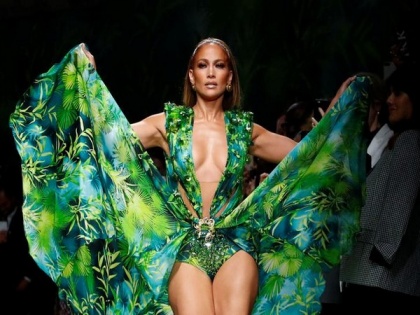 Jennifer Lopez was convinced to not wear the iconic green Versace dress in 2000 | Jennifer Lopez was convinced to not wear the iconic green Versace dress in 2000