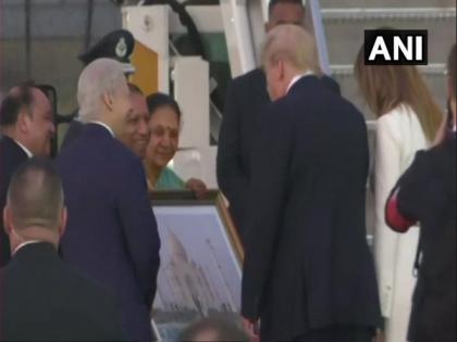 Adityanath presents large portrait of Taj Mahal to Donald Trump, US First Lady in Agra | Adityanath presents large portrait of Taj Mahal to Donald Trump, US First Lady in Agra