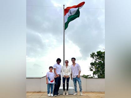 Shah Rukh Khan, family hoist Tricolour at Mannat on Independence Day eve | Shah Rukh Khan, family hoist Tricolour at Mannat on Independence Day eve
