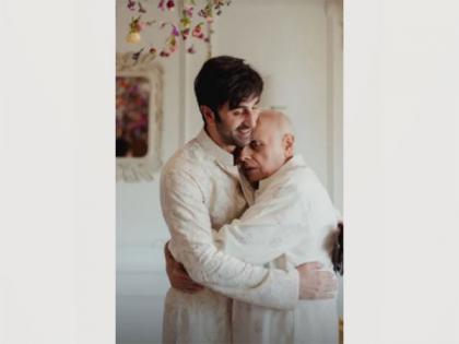 Mahesh Bhatt emotionally hugs son-in-law Ranbir Kapoor, picture goes viral | Mahesh Bhatt emotionally hugs son-in-law Ranbir Kapoor, picture goes viral