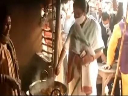 Mamata Banerjee visits tribals in Ballavpur Danga Village, helps in cooking | Mamata Banerjee visits tribals in Ballavpur Danga Village, helps in cooking Mamata Banerjee visits tribals in Ballavpur Danga Village, helps in cooking | Mamata Banerjee visits tribals in Ballavpur Danga Village, helps in cooking