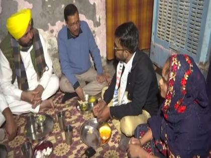 Kejriwal expresses happiness, contentment at having dinner at auto driver's house | Kejriwal expresses happiness, contentment at having dinner at auto driver's house