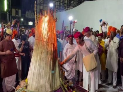 Following 294-year-old tradition, Holkars perform Holika Dahan in Indore | Following 294-year-old tradition, Holkars perform Holika Dahan in Indore