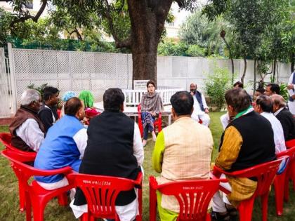 Priyanka Gandhi Vadra meets family of sanitation worker who allegedly died in police custody in Agra | Priyanka Gandhi Vadra meets family of sanitation worker who allegedly died in police custody in Agra