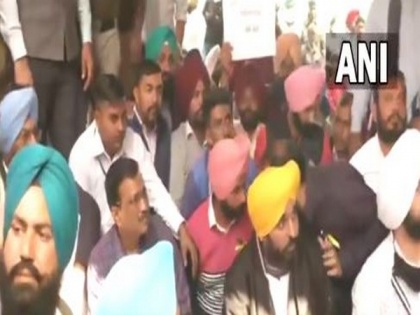 Arvind Kejriwal joins protest of contractual teachers in Punjab's Mohali | Arvind Kejriwal joins protest of contractual teachers in Punjab's Mohali