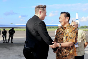 Elon Musk arrives in Indonesia, to launch satellite internet service Starlink