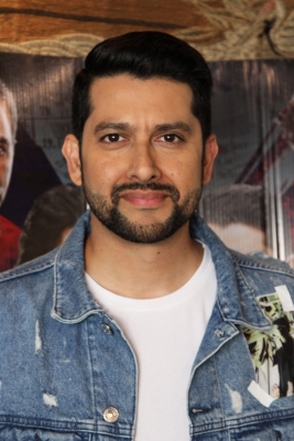 Aftab Shivdasani Wife Nin Announce Production Company English Lokmat Com