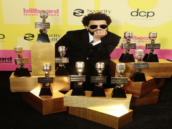 The Weeknd Dominates 2021 Billboard Music Awards Here S The Complete List Of Winners English Lokmat Com - dakiti bad bunny roblox id code