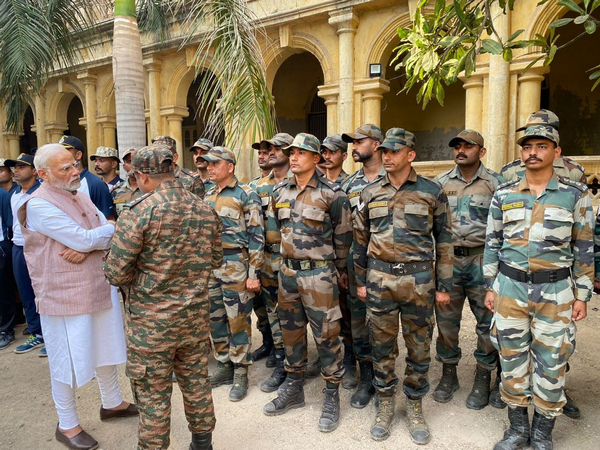 Morbi Bridge Collapse Pm Modi Meets People Involved In Rescue Relief Operations