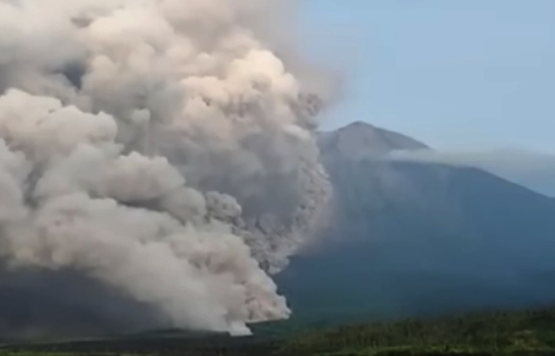 Gunung berapi Semeru di Indonesia telah meletus lima kali