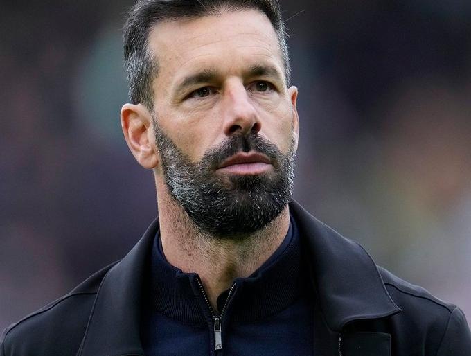 PSV Eindhoven head coach Van Nistelrooy resigns