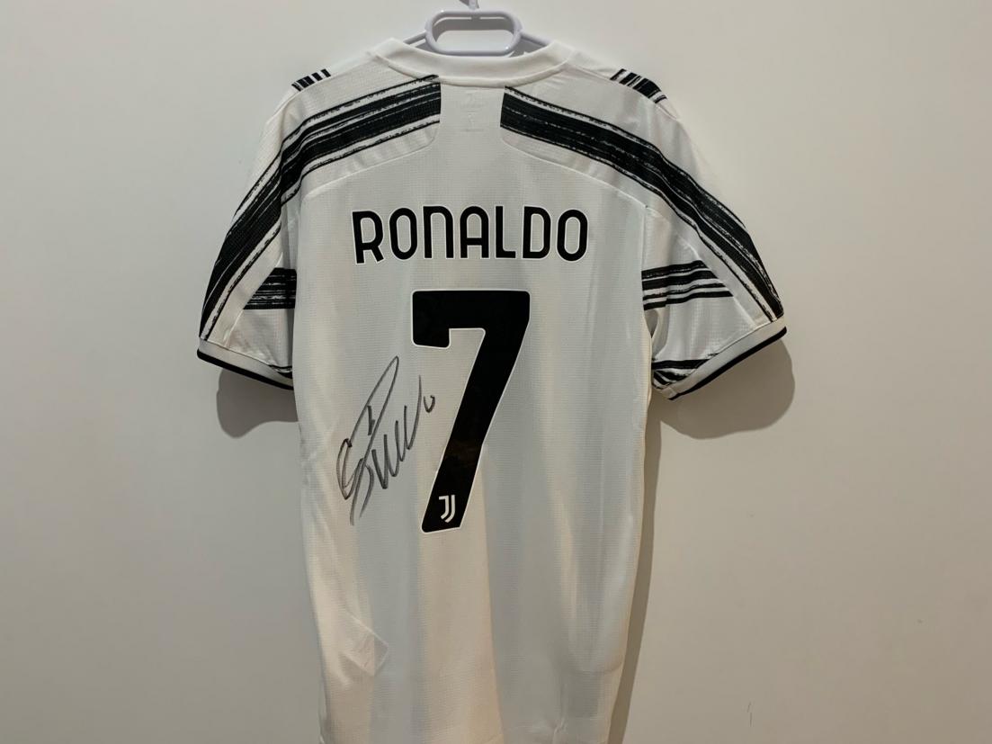 Cristiano Ronaldo auctions off signed shirt to raise funds for La