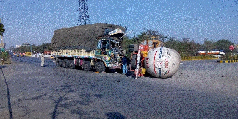 LPG Filled Tanker Overturns on Mumbai-Pune Lane Near Katraj; No ...