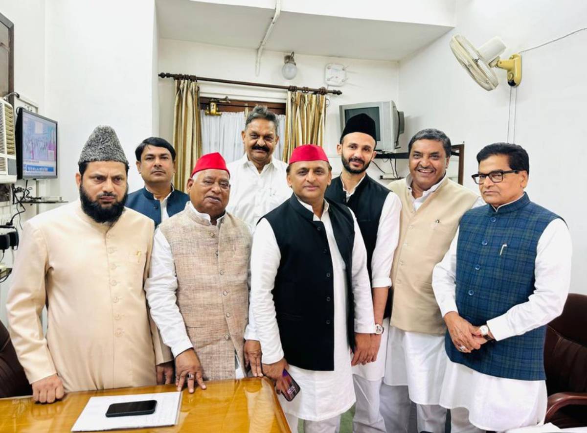 Waqf Board Bahana Hai, Zameen Bechna Nishana Hai, Says SP Chief ...