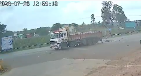Baramati Accident: Two Brothers Killed After Motorcycle Skids Under Truck; CCTV Captures Crash