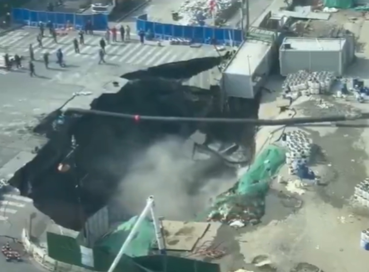 Gigantesca cratera engole trecho de via em Xangai 😱