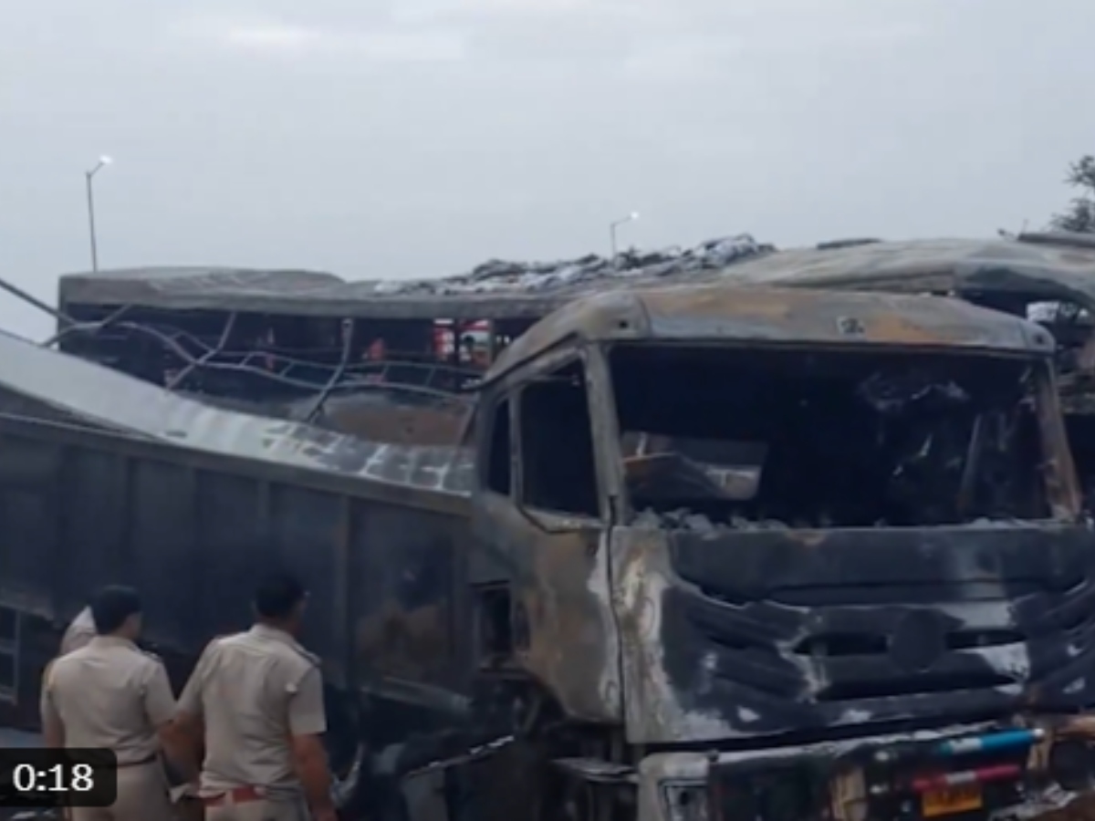 Delhi-Mumbai Expressway Accident: At Least 8 Killed, 22 Injured as Passenger Bus Rams Into Truck, Catches Fire in Rajasthan's Dausa