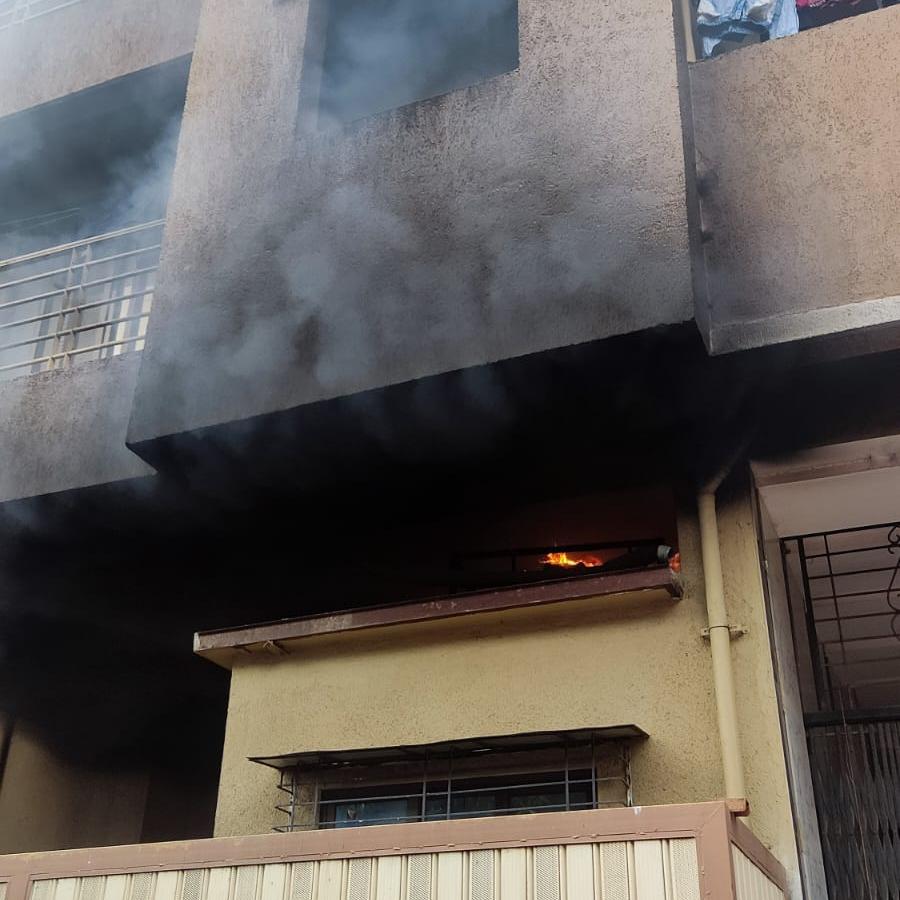 Thane: Fire breaks out on ground floor of Sai-Gangat Society in Kasarvadavali, residents evacuated (Watch video)