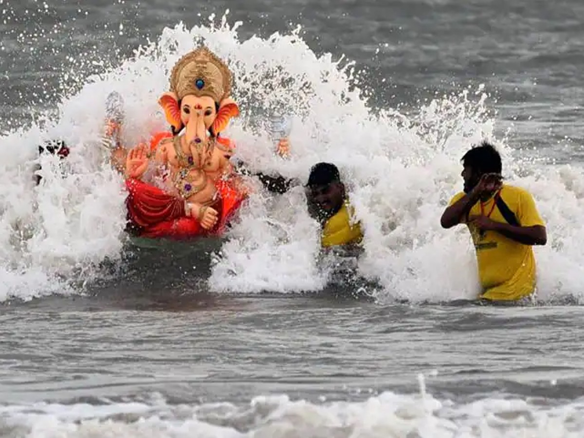 Ganpati Visarjan 2024 Mumbai Bids Heartfelt Farewell to Lord Ganesh as 10,000 Idols Immersed