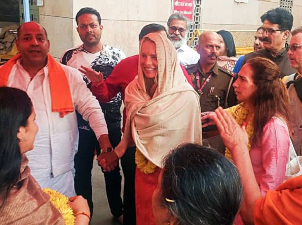 Steve Jobs' Wife Laurene Powell Visits Shri Kashi Vishwanath Temple In 