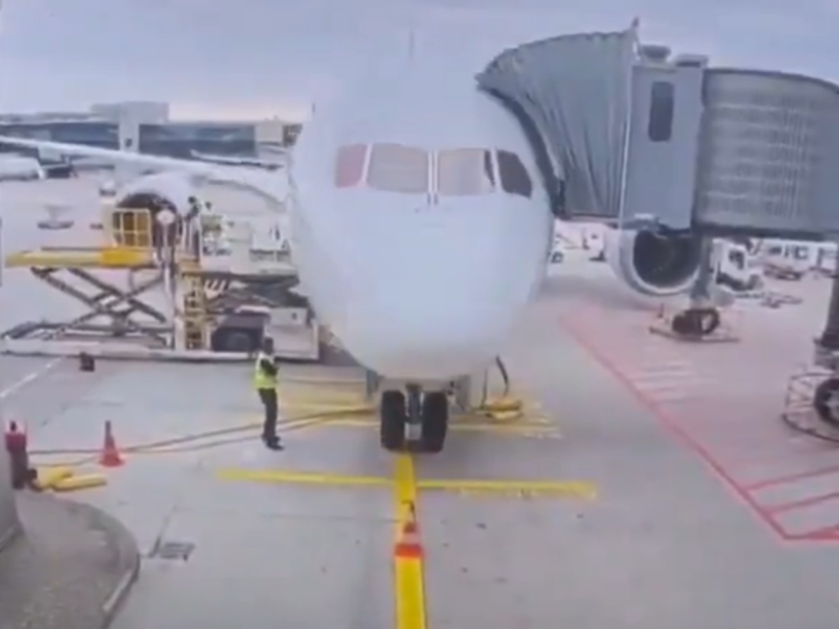 Frankfurt Airport: Staff Injured After Lufthansa Boeing 787-9 Nose Gear ...