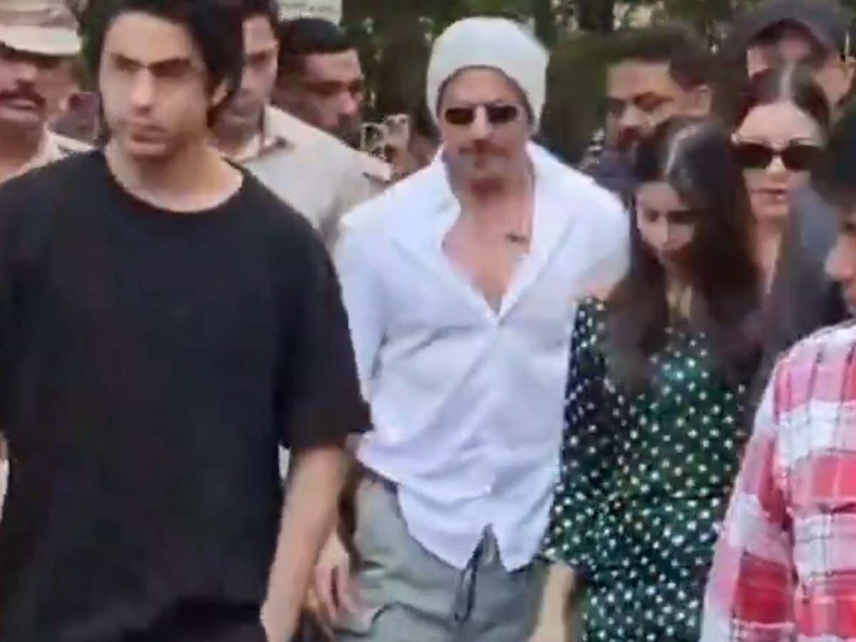 Maharashtra Election 2024 Shah Rukh Khan Arrives At Polling Booth In Mumbai To Cast His Vote