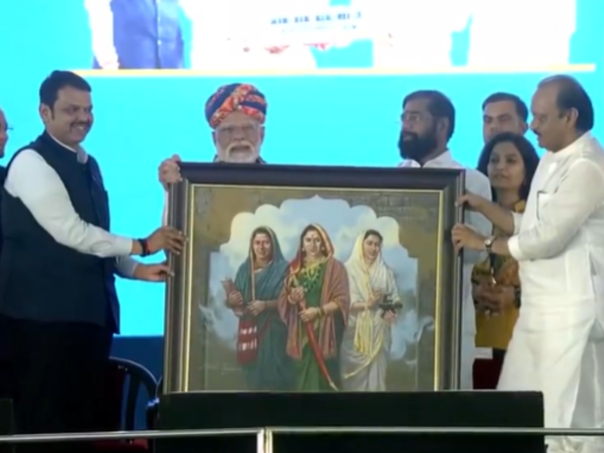 PM Modi in Yavatmal Prime Minister Accepts Various Gifts Made by