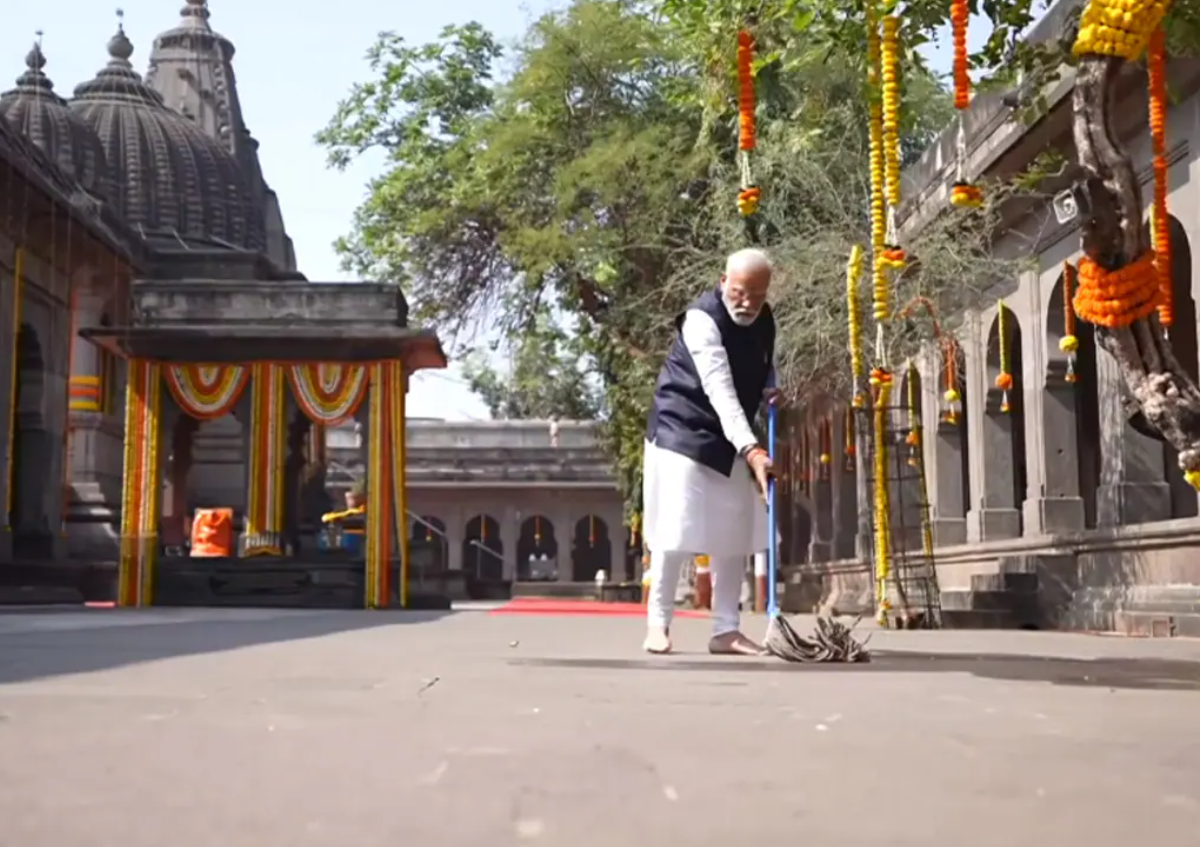 Watch Pm Modi Cleans Premises Of Shree Kala Ram Mandir In Nashik Urges Everyone To Join 