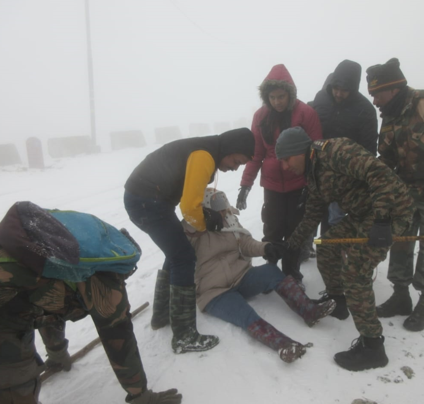 Indian Army Rescues Over 500 Stranded Tourists From Sikkim's Nathula ...