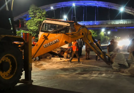 Laden Dumper Hits Divider on Eastern Express Highway, Traffic Affected