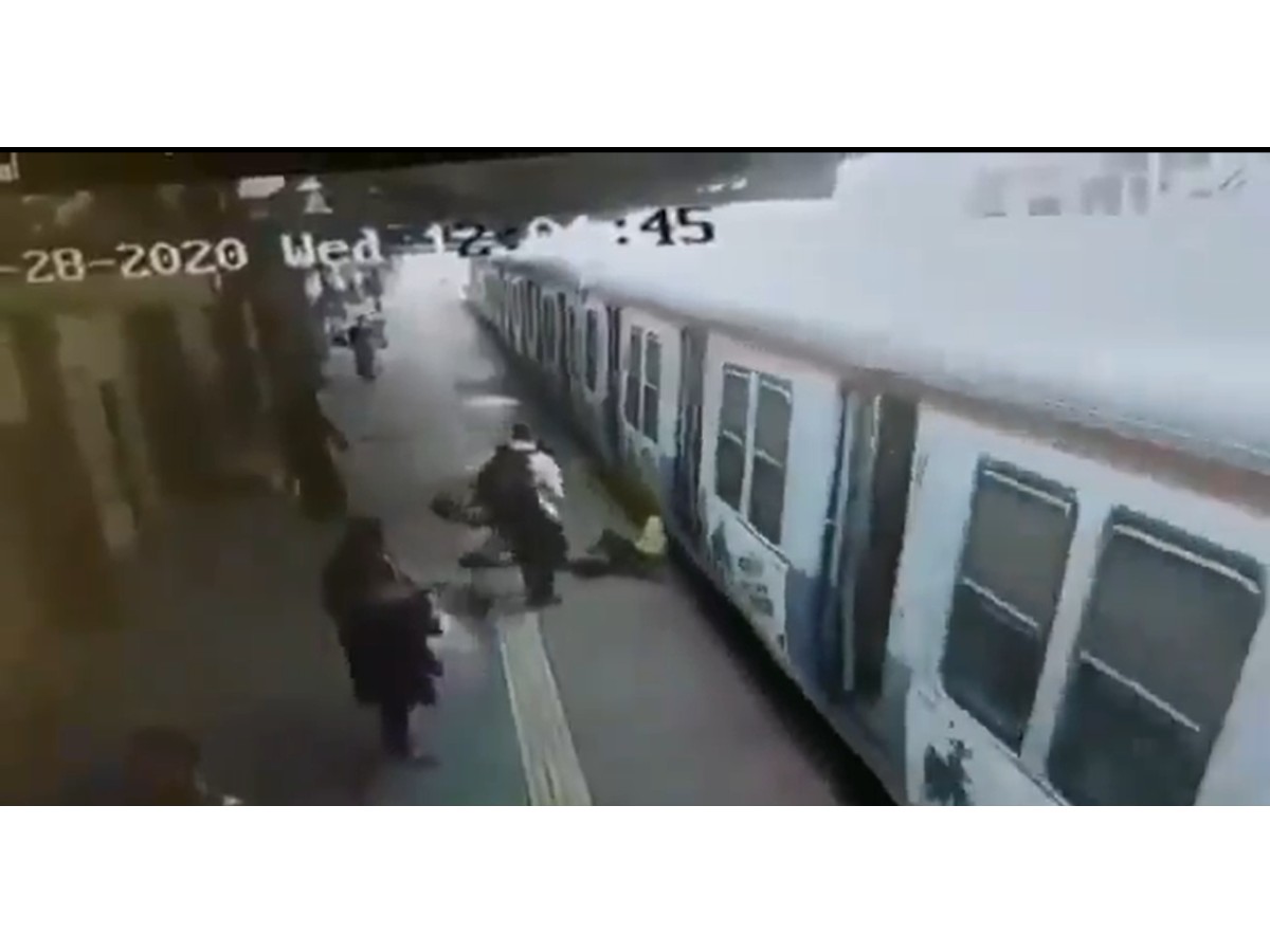 Watch Video! RPF staff saves life of a passenger who lost balance while ...