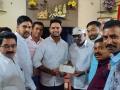 MLA Jayant Patel honours pointsman Mayur Shelke for his bravery with an award of Rs 50,000 - Hindi News | MLA Jayant Patel honours pointsman Mayur Shelke for his bravery with an award of Rs 50,000 | Latest maharashtra News at Lokmattimes.com