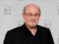 Salman Rushdie put on ventilator, after liver damage, may lose an eye - Hindi News | Salman Rushdie put on ventilator, after liver damage, may lose an eye | Latest international News at Lokmattimes.com