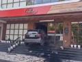 Agra: Speeding Car Loses Control and Crashes Into Haldiram Restaurant in Sanjay Place (Watch Video) - Hindi News | Agra: Speeding Car Loses Control and Crashes Into Haldiram Restaurant in Sanjay Place (Watch Video) | Latest social-viral News at Lokmattimes.com