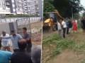 Pune Builder Assaults Residents with Baseball Bat, Attempts to Run Them Over with JCB (Watch Video) - Hindi News | Pune Builder Assaults Residents with Baseball Bat, Attempts to Run Them Over with JCB (Watch Video) | Latest pune News at Lokmattimes.com