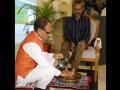 Madhya Pradesh CM Shivraj Singh Chouhan washes feet of urination incident victim, apologises to him - Hindi News | Madhya Pradesh CM Shivraj Singh Chouhan washes feet of urination incident victim, apologises to him | Latest national News at Lokmattimes.com