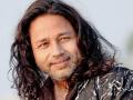 Kailash Kher attacked with bottles during concert in Karnataka - Hindi News | Kailash Kher attacked with bottles during concert in Karnataka | Latest entertainment News at Lokmattimes.com
