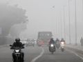 Dense Fog Blankets Parts of Delhi, Temperature Drops to 9.4 Degrees Celsius - Hindi News | Dense Fog Blankets Parts of Delhi, Temperature Drops to 9.4 Degrees Celsius | Latest national News at Lokmattimes.com