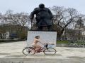Woman cycles around London fully nude for a noble cause - Hindi News | Woman cycles around London fully nude for a noble cause | Latest international News at Lokmattimes.com