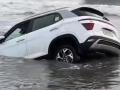 SUV falls off Goa’s Zuari Bridge into river, occupants still missing - Hindi News | SUV falls off Goa’s Zuari Bridge into river, occupants still missing | Latest national News at Lokmattimes.com